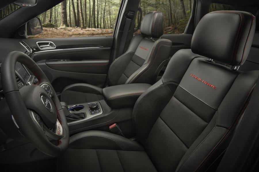 Интерьер Jeep Grand Cherokee Trailhawk (WK2) 2016 года  (фото 24 из 40)